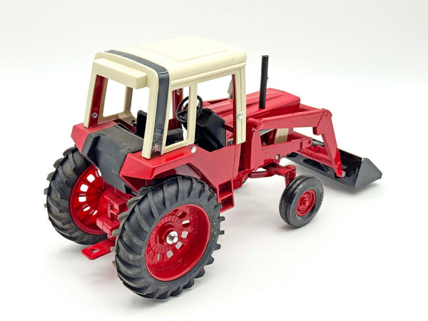 1/16 International Harvester 1586 Tractor With Loader