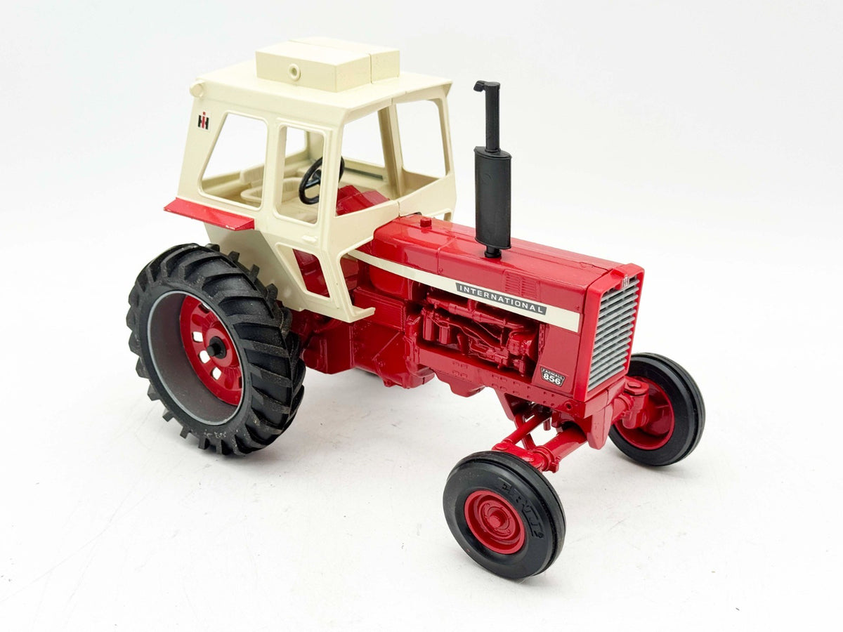 1/16 International Harvester Farmall 856 w/ Cab
