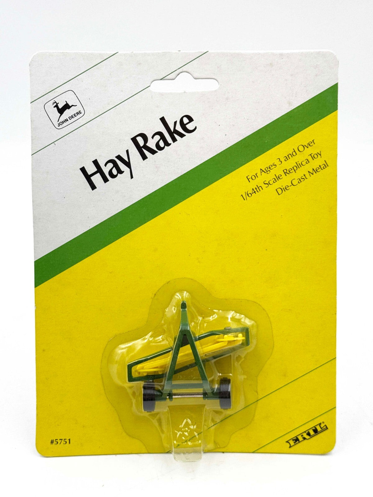 1/64 John Deere Hay Rake, Green & yellow