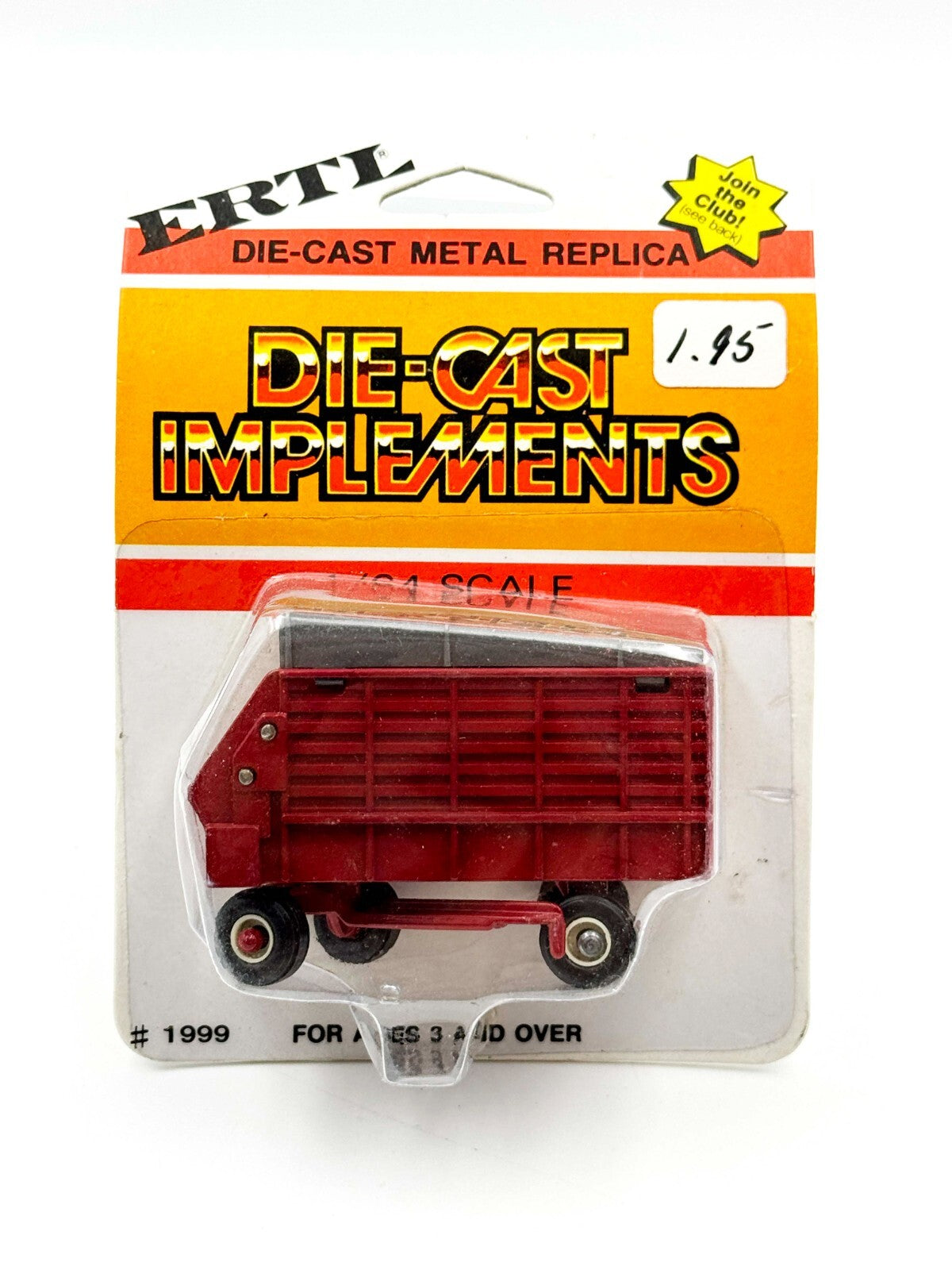 1/64 International Harvester Forage Wagon With White Rims