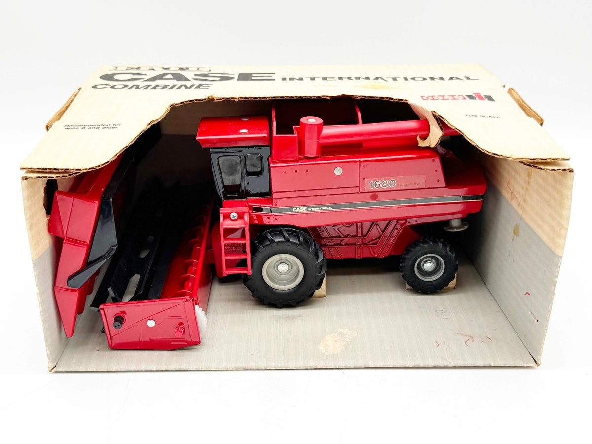 1/32 Case International 1680 Combine