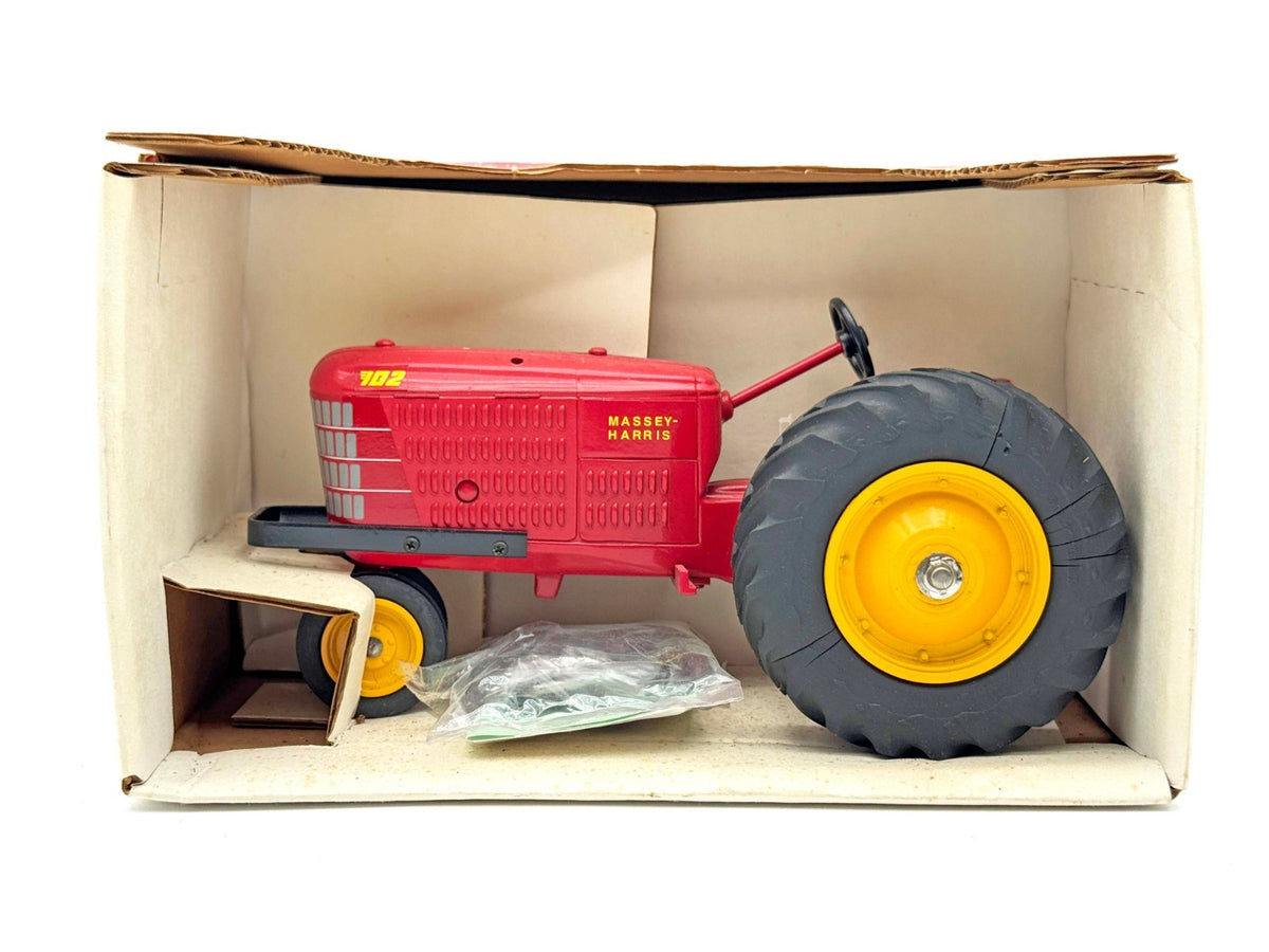 1/16 Massey Harris 102 Louisville Puller