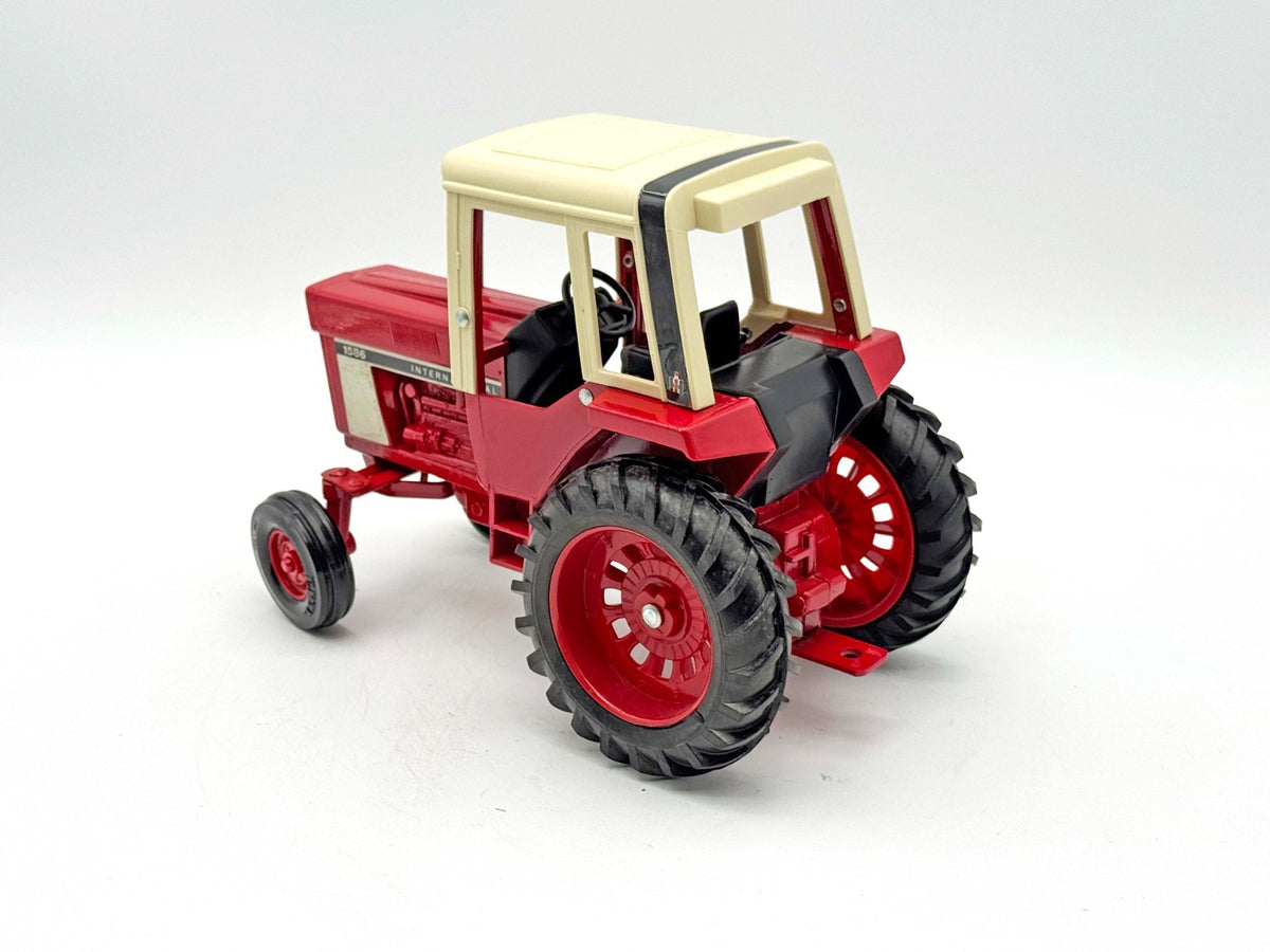1/16 International 1586 Tractor W/ Cab