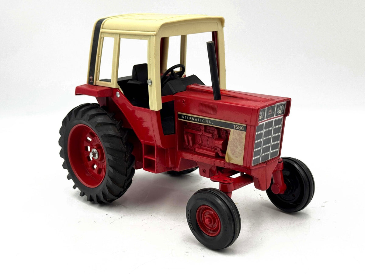 1/16 International Harvester 1586 Tractor W/ Cab