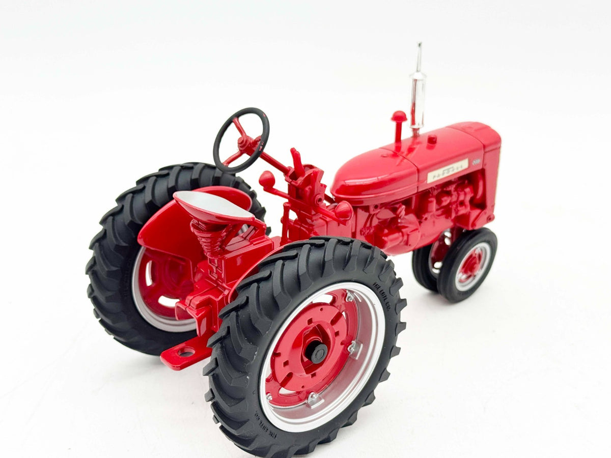 1/16 Farmall 230 Tractor With Narrow Front
