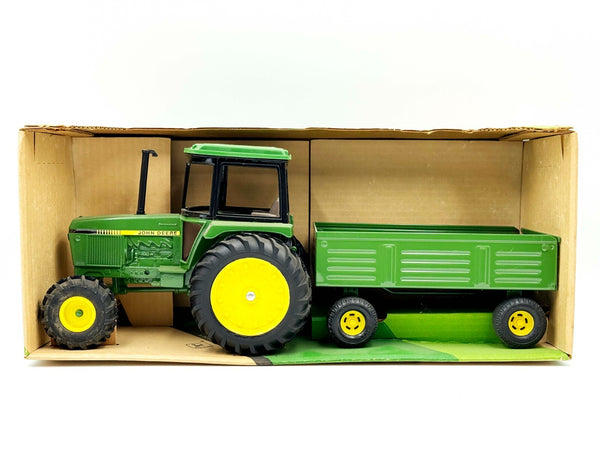 1/16 John Deere Farm Set 2755 w/ Wagon