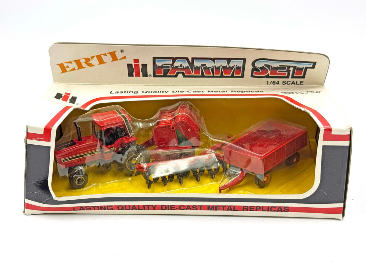 1/64 International Harvester Farm Set 5088 Tractor With Red Rims, Baler, Wagon