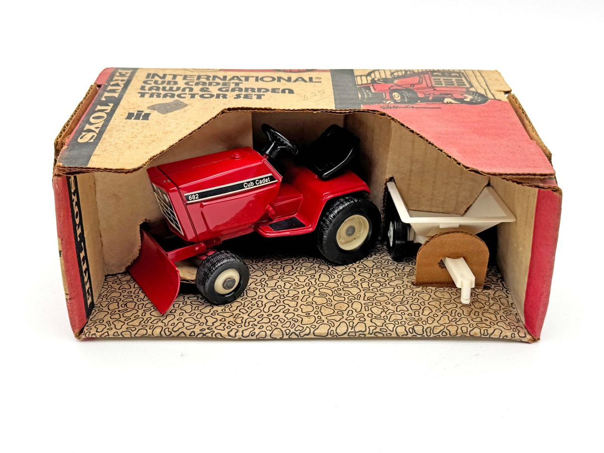 1/16 IH Cub Cadet 682 w/ Blade and Cart in Box
