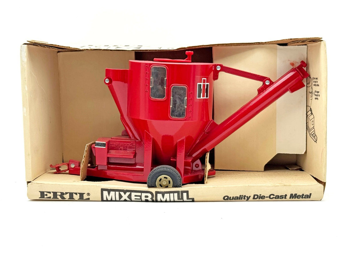 1/16 International Harvester Grinder Mixer Mill