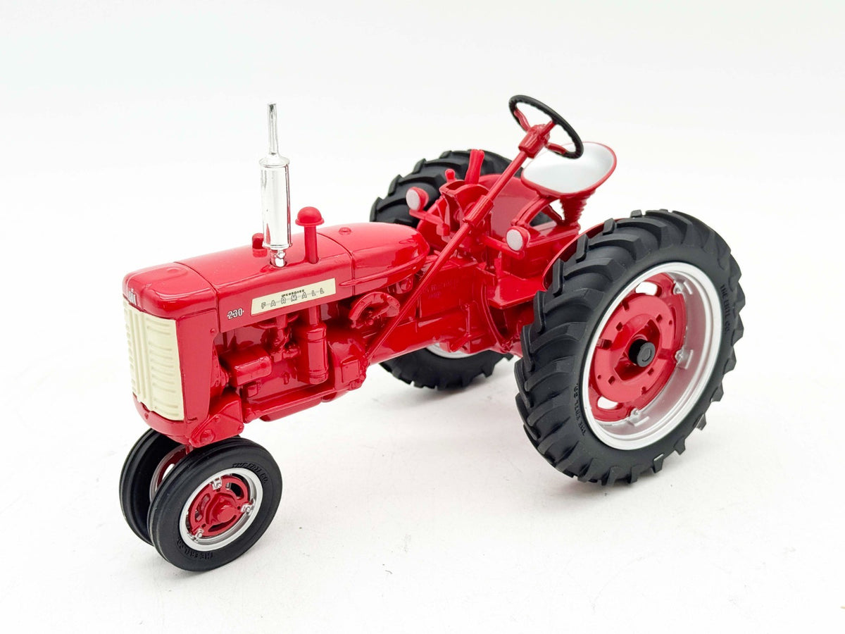 1/16 Farmall 230 Tractor With Narrow Front