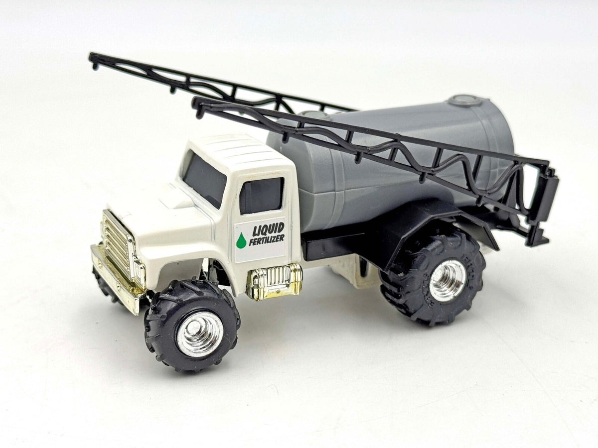 1/64 Liquid Fertilizer Sprayer Truck With White Cab