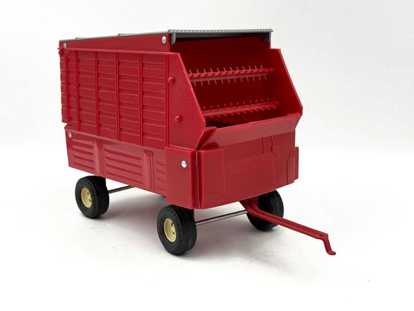 1/16 Case IH Red Forage Wagon