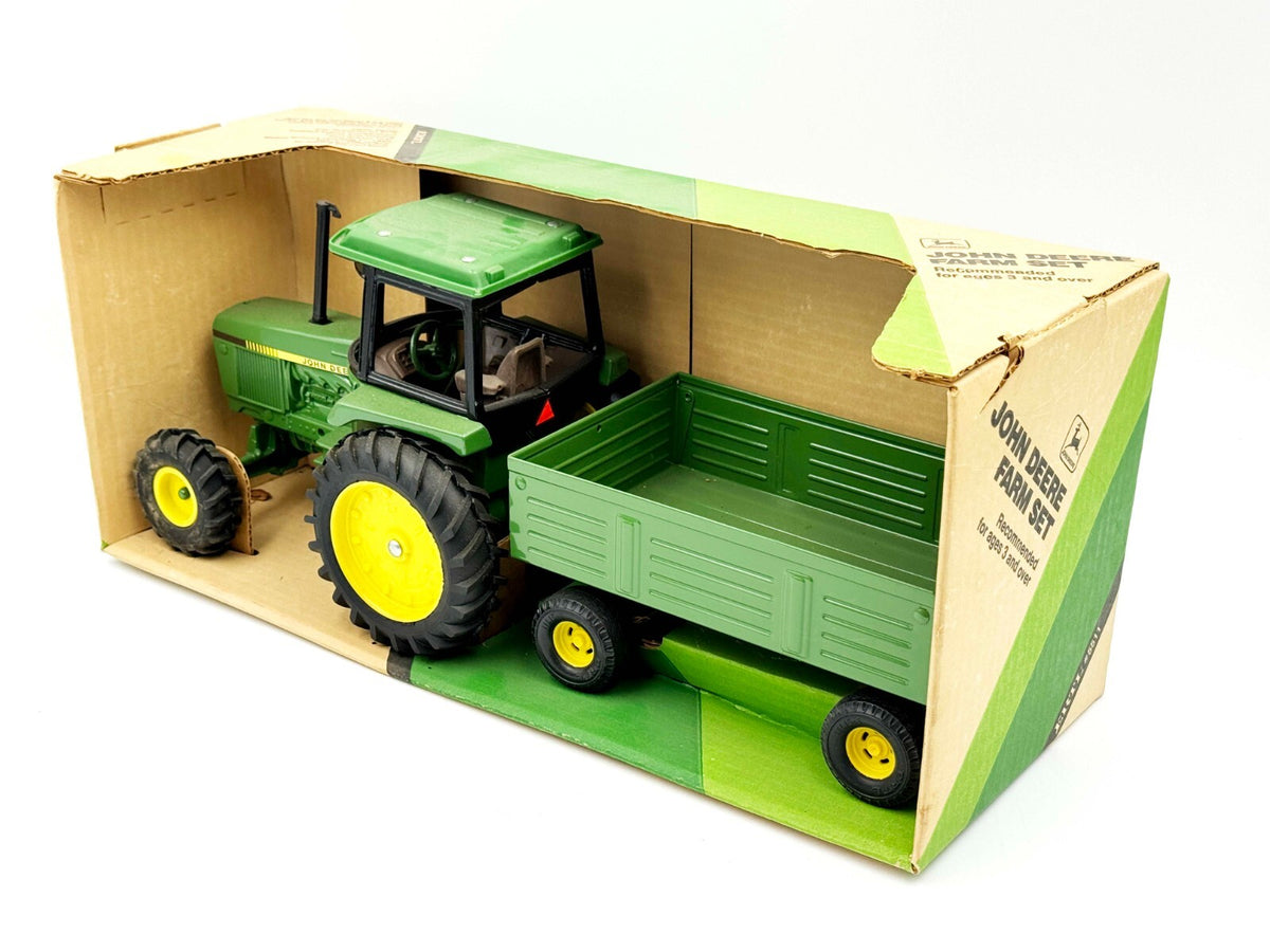 1/16 John Deere Farm Set 2755 w/ Wagon