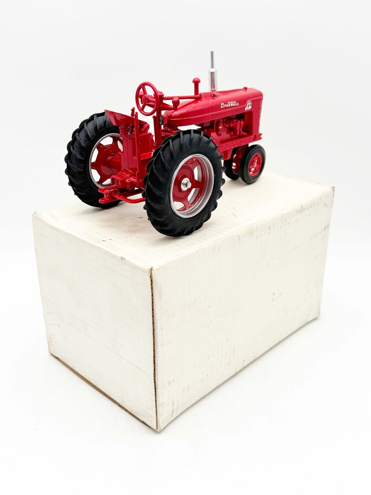 1/16 Farmall Super M-TA Tractor With Narrow Front