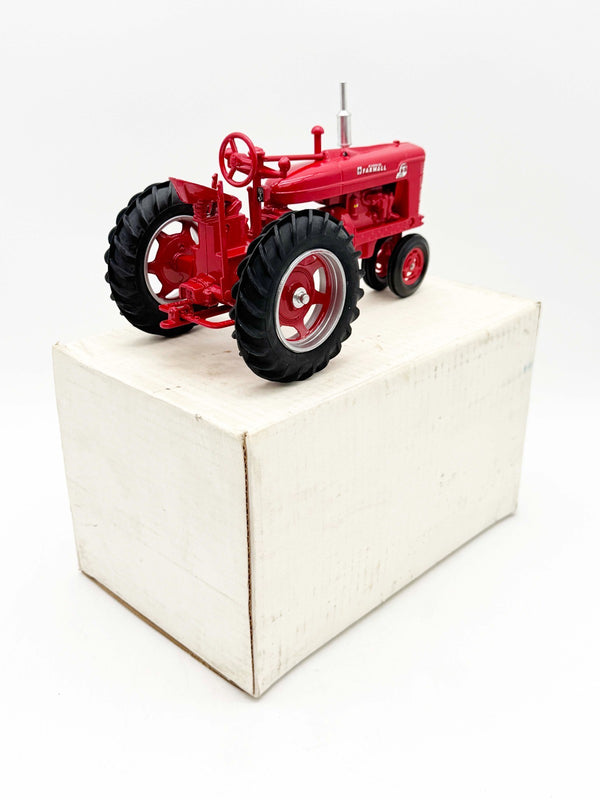 1/16 Farmall Super M-TA Tractor With Narrow Front