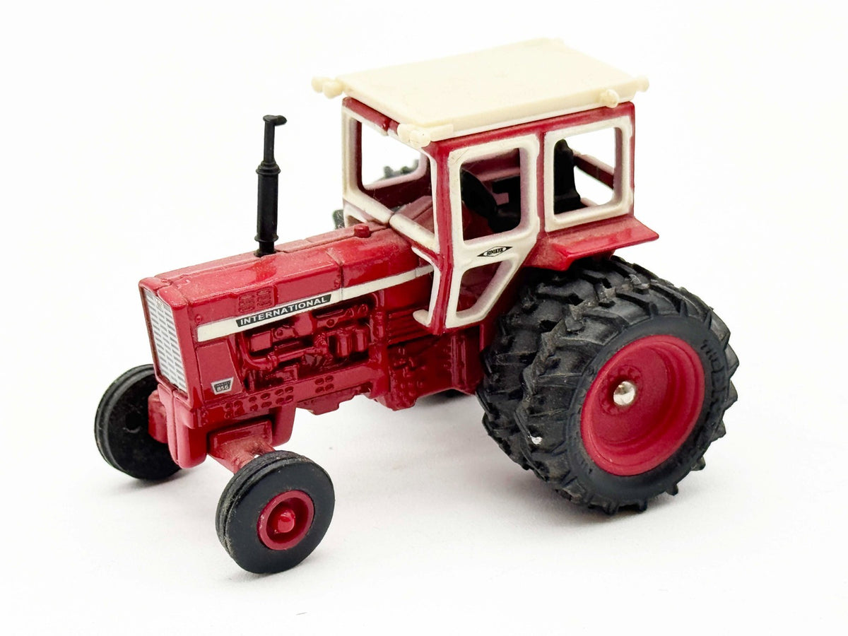 1/64 Farmall 856 Wide Front Tractor With Hiniker Cab