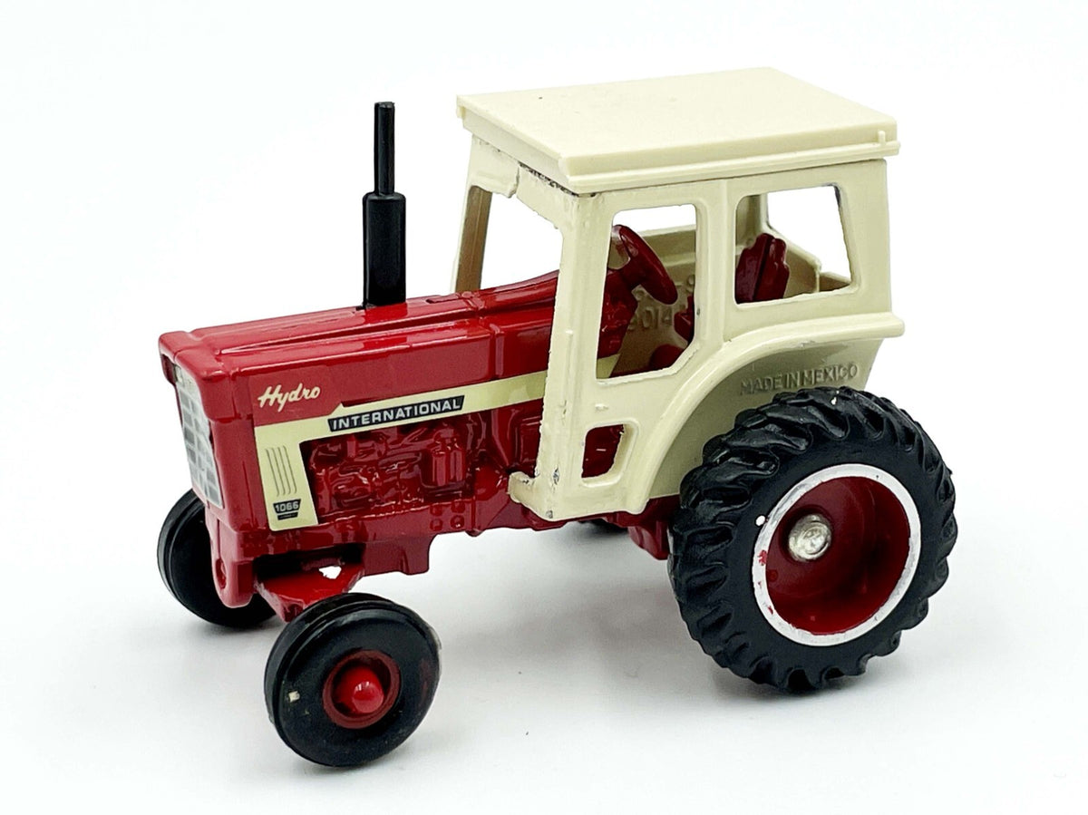1/64 International White Stripe 1066 Hydro w/ Cab