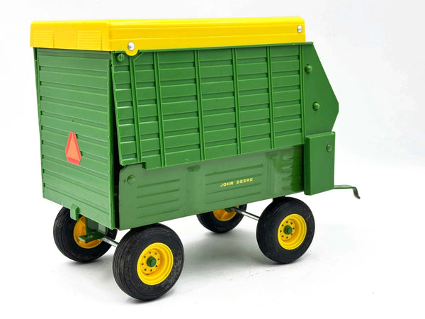 1/16 John Deere Forage Wagon w/ Large Wheels