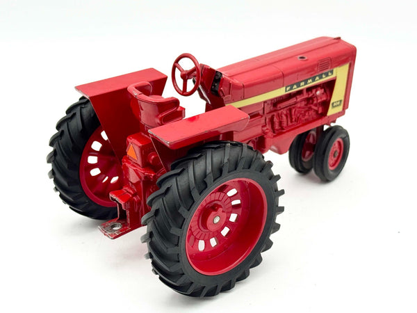 1/16 Farmall 806 w/ Flat Top Fenders Ertl