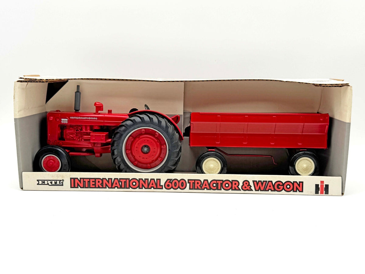 1/16 International Harvester 600 Tractor With Flare Box Wagon