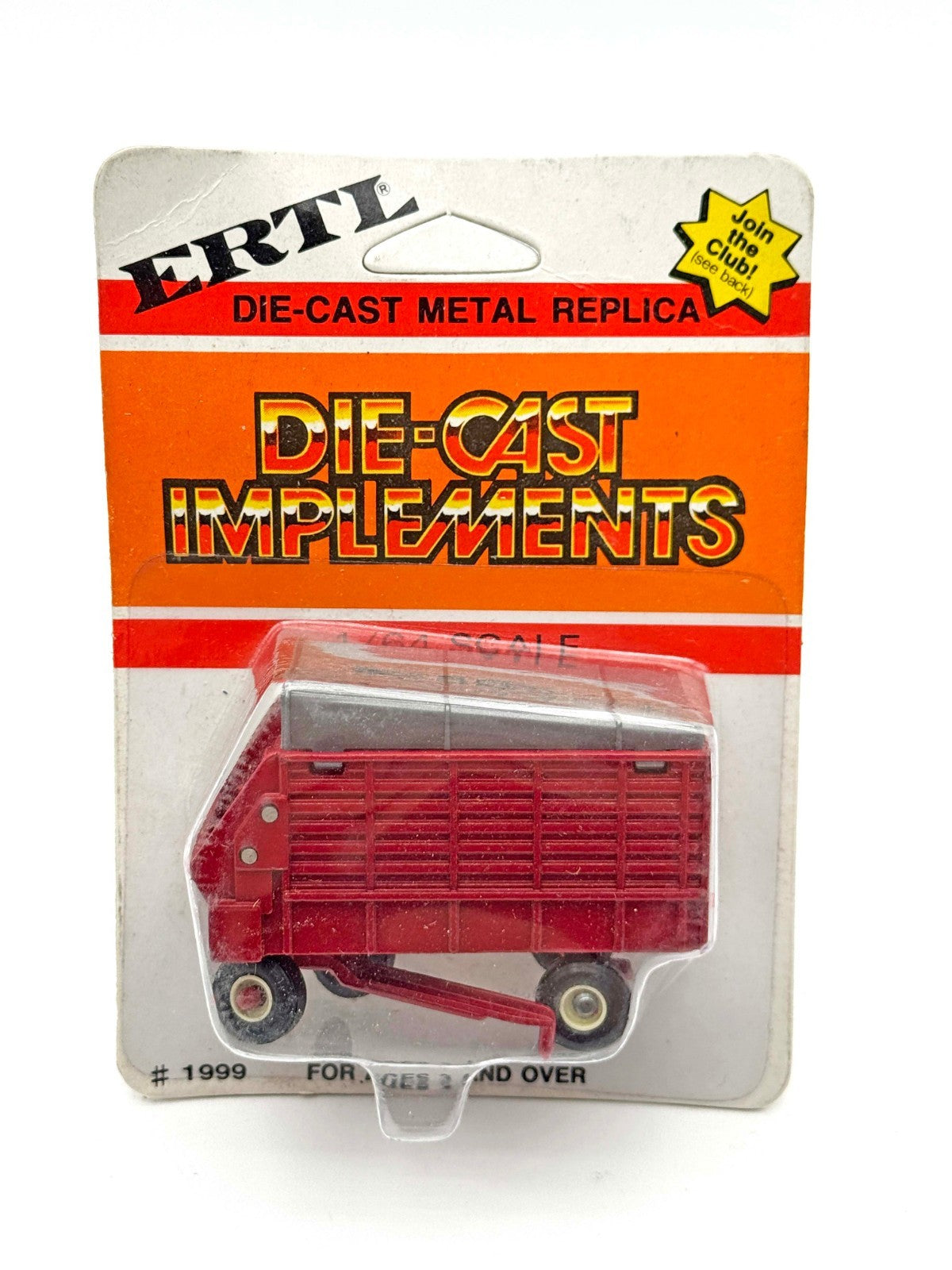 1/64 International Harvester Forage Wagon With White Rims