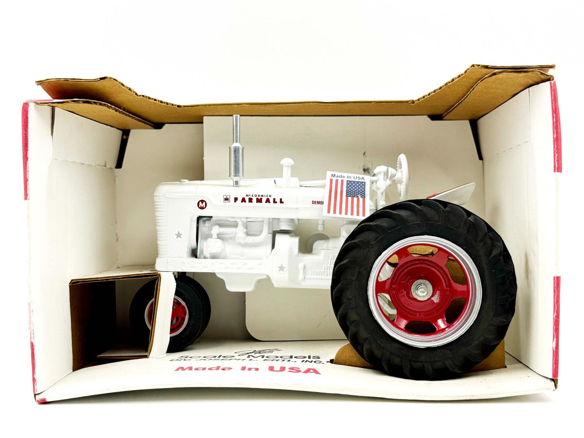 1/16 Farmall M Demonstrator Scale Models