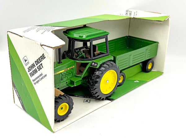 1/16 John Deere Farm Set 2755 Utility Tractor and Wagon Farm Set