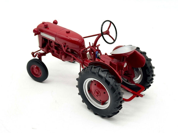 1/16 Farmall Cub w/ Disc Plow