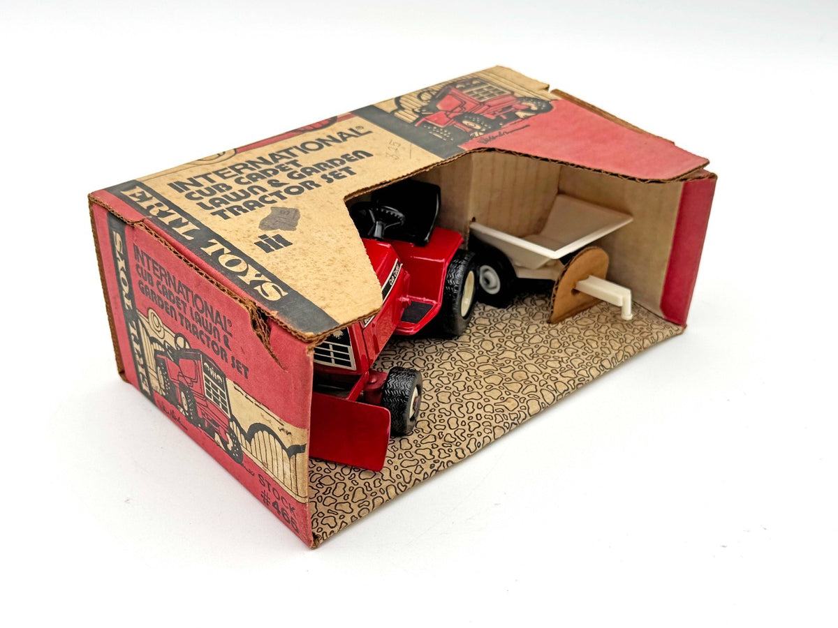 1/16 IH Cub Cadet 682 w/ Blade and Cart in Box