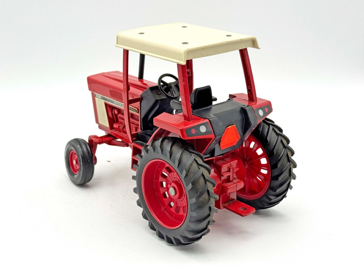 1/16 International 886 Tractor With 4 Post Rops