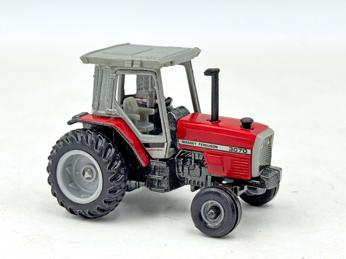 1/64 Massey Ferguson 3070 Tractor With Solid Rims