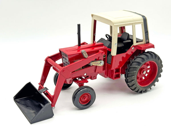 1/16 International Harvester 1586 Tractor With Loader