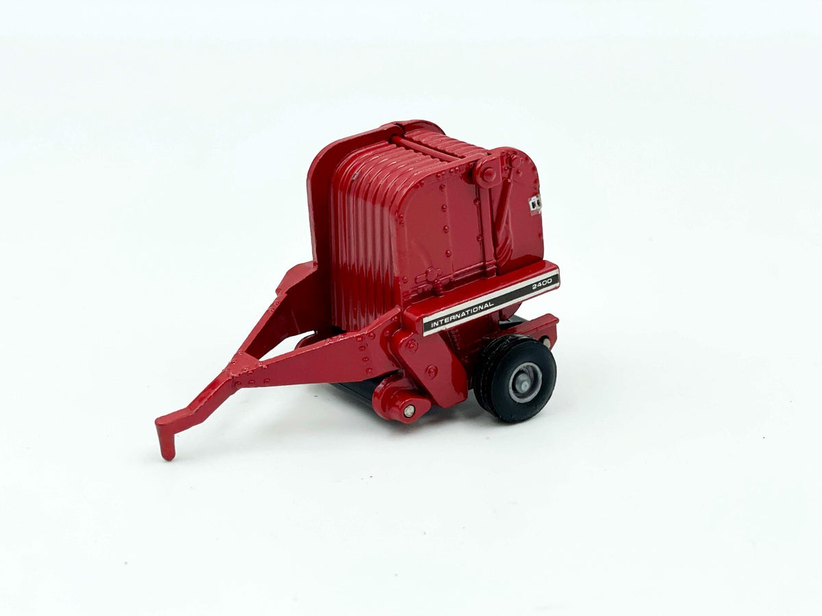 1/64 International 2400 Round Baler