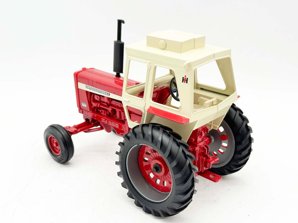 1/16 International Harvester Farmall 856 w/ Cab